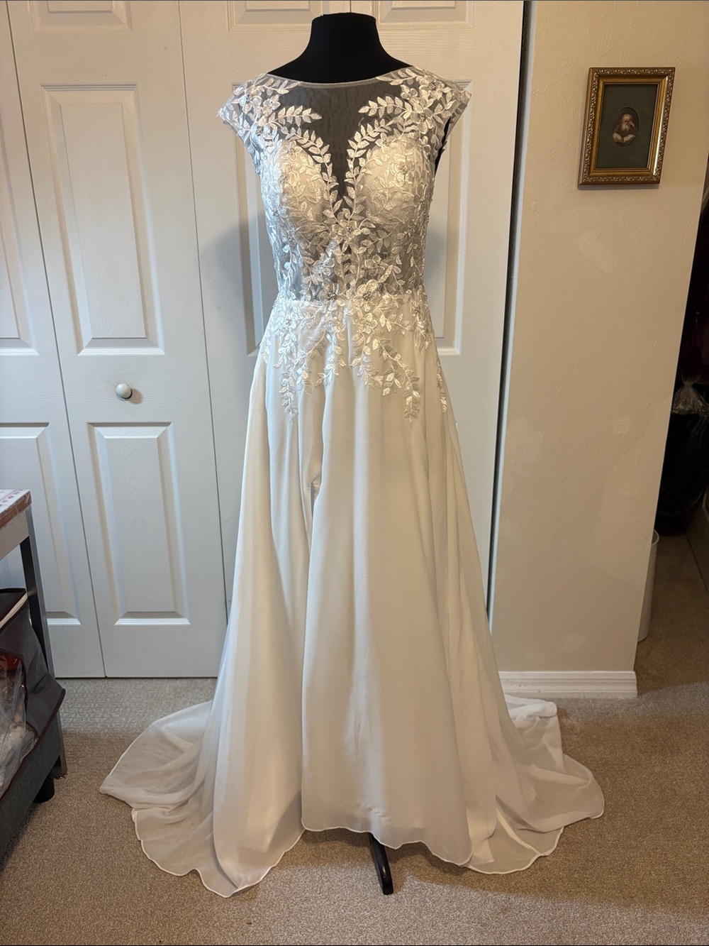 NWOT Stunning Lace & Chiffon Bridal / Formal Gown – US Size 12.